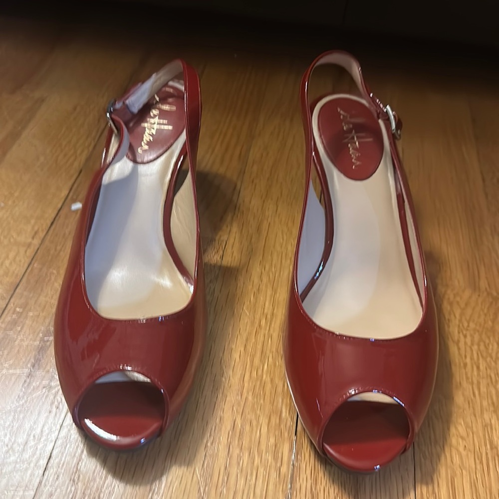 Call Han red hat, leather shoes, size 7 never worn
